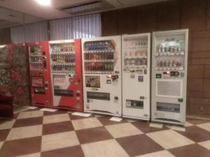 eine Reihe von vier Getränkeautomaten in einem Raum in der Unterkunft Takamatsu Washington Hotel Plaza in Takamatsu
