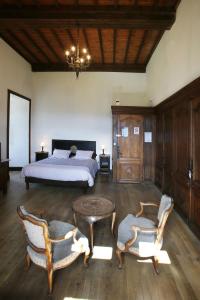 1 dormitorio con 1 cama, mesa y sillas en Chateau de Lugagnac, en Rivière-sur-Tarn