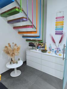 那不勒斯Allegro Hotels的一间设有楼梯和白色梳妆台的房间