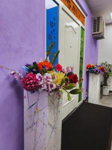 那不勒斯Allegro Hotels的一扇门上插着一束鲜花