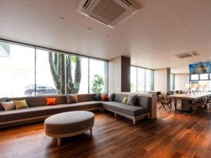 ein Wohnzimmer mit Sofa und Tisch in der Unterkunft Hotel Naito Kofu Showa in Showa