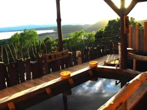 un banc en bois installé au-dessus d'une terrasse dans l'établissement Auberge Kitano Dandan, à Abashiri