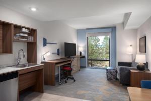 Kuchyň nebo kuchyňský kout v ubytování Home2 Suites By Hilton Flagstaff