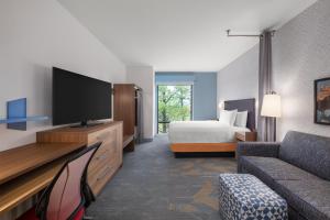 TV a/nebo společenská místnost v ubytování Home2 Suites By Hilton Flagstaff