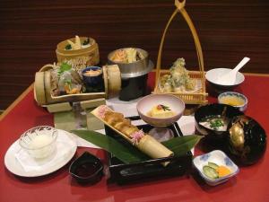ein Tisch mit vielen verschiedenen Arten von Essen darauf in der Unterkunft Mimatsu Hotel in Mito + 174 Fotos