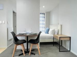 Ένα ή περισσότερα κρεβάτια σε δωμάτιο στο Stylish High-Rise Studio with City Views AKL CBD