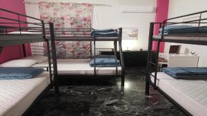 Postel nebo postele na pokoji v ubytování "PopArt AURA" GuestHouse