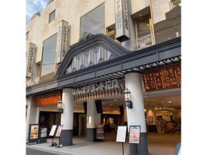 ein Geschäft vor einem Gebäude mit Schildern davor in der Unterkunft NAMBA EBISU HOTEL in Osaka