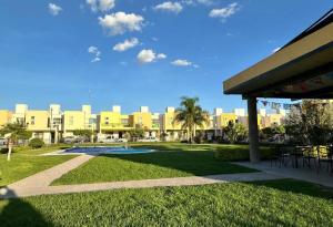 Blick auf einen Park mit einem Gebäude im Hintergrund in der Unterkunft Casa Farah in Sofía