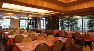 une salle de conférence avec des tables, des chaises et des fenêtres dans l'établissement Ikebukuro Royal Hotel, à Tokyo