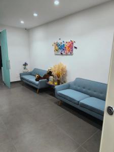 那不勒斯Allegro Hotels的客厅里有两张蓝色沙发和一张桌子