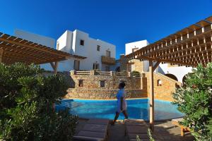 Ein kleiner Junge, der am Pool vorbeigeht. in der Unterkunft Kallisti Hotel in Folegandros Chora