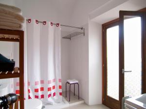 une salle de bain avec un rideau de douche et des toilettes dans l'établissement Apartamentos La Machacona Plaza de Santiago, à Cáceres 102 autres photos