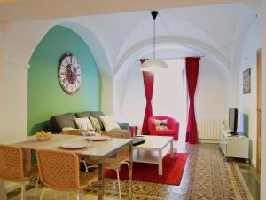 un salon avec un canapé et une table dans l'établissement Apartamentos La Machacona Plaza de Santiago, à Cáceres
