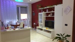 salon z białym centrum rozrywki w obiekcie BBCinecitta4YOU w Rzymie