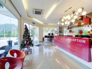 ein Weihnachtsbaum in der Lobby eines Restaurants in der Unterkunft GM Holiday Hotel Permai Jaya in Kampong Tebing Rabak