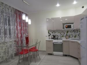 Una cocina o kitchenette en Apartments on Montazhnikov 55