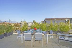 a table and chairs sitting on top of a patio at Casa Chiaretto in Moniga
