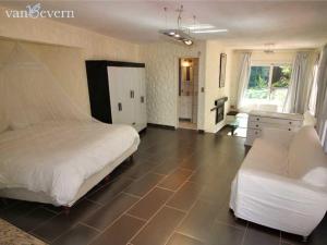 PURA VIDA - Amazing Villa with 4 bedrooms for up to 11 guests close to beach في بونتا دل إستي: غرفة نوم بها سرير كبير وخزانة +108 صور