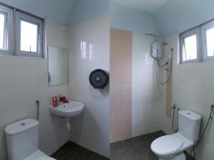 une salle de bains avec toilettes et lavabo dans l'établissement OYO 147 De Uptown Hotel Damansara Utama, à Kampong Bukit Lanjan