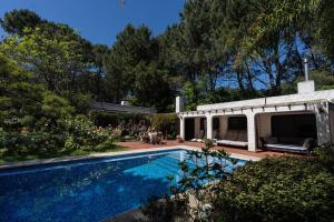 PURA VIDA - Amazing Villa with 4 bedrooms for up to 11 guests close to beach في بونتا دل إستي: حمام سباحة أمام منزل