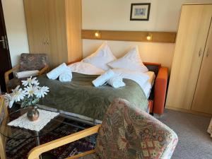 une chambre d'hôtel avec un lit, une table et des chaises dans l'établissement Haus Panorama Seefeld, à Seefeld in Tirol