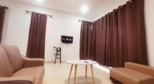 ein Wohnzimmer mit Sofa und Tisch in der Unterkunft OYO 90507 Chalet Sumayyah in Malakka + 74 Fotos