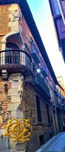 a building with a yellow railing and a balcony at Hotel Boutique Casón De Los López in Toledo