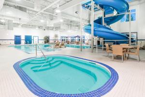 Bassein majutusasutuses Ramada by Wyndham Olds või selle lähedal
