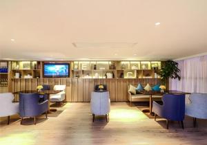 TV a/nebo společenská místnost v ubytování Echarm Hotel Guizhou Xingyi Jushan Avenue