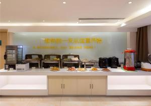 un restaurant servant des plats sur un comptoir dans l'établissement City Comfort Inn Dongguan Nancheng Tian'an Digital City, à Dongguan