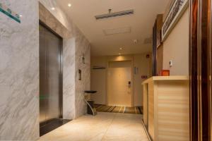 un couloir avec une grande porte dans un bâtiment dans l'établissement City Comfort Inn Dongguan Nancheng Tian'an Digital City, à Dongguan 213 autres photos