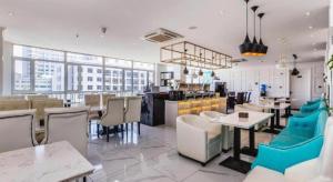 ein Restaurant mit Tischen und Stühlen und eine Cafeteria in der Unterkunft Xana Lite·Chengde Xinglong County in Xinglong