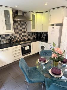 Kuchyň nebo kuchyňský kout v ubytování Flamingo Short Lets Greenleys