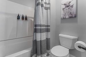 Koupelna v ubytování KnoxHaven - 5 Min UT - Hot Tub - Firepit - Theater - Games + 47 fotografií