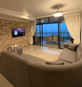 un salon avec un canapé et une télévision dans l'établissement Coral Reef 502, à La Mercy