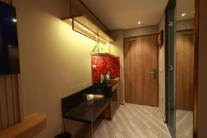 Η κουζίνα ή μικρή κουζίνα στο Remedra Hotels and Residences +24 φωτογραφίες