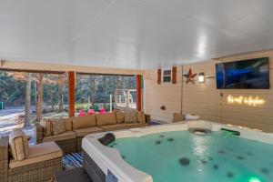 TV a/nebo společenská místnost v ubytování KnoxHaven - 5 Min UT - Hot Tub - Firepit - Theater - Games