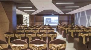 une pièce avec un tas de chaises et un écran dans l'établissement Thang Loi Tam Dao Hotel, à Tam Ðảo