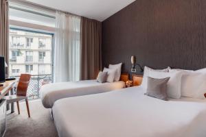 Ένα ή περισσότερα κρεβάτια σε δωμάτιο στο Hotel Des Lices