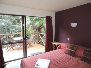 Postel nebo postele na pokoji v ubytování Waiheke Island Punga Lodge