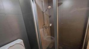 ein Bad mit einer Duschkabine und einem WC in der Unterkunft Next Bird Suite in Bangkok + 97 Fotos