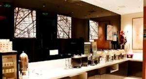 ein Salon mit einer Theke mit Stühlen und Fenstern in der Unterkunft Jinjiang Inn Yantai Fushan District Fuhai Road in Yantai