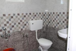 un baño con inodoro y lavabo en Kanthalloor Homestay Snow White Holiday Homes, en Kanthalloor 72 fotos más