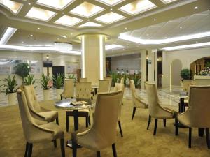 a restaurant with chairs and tables in a lobby at GreenTree Inn Shantou Chengjiang Road Business Hotel in Xialian