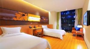 Postel nebo postele na pokoji v ubytování IU Hotel Tangshan Haigang Bus Station Branch