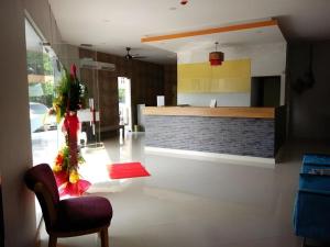 ein Wohnzimmer mit einem Stuhl und eine Küche in der Unterkunft City View Hotel At KLIA & KLIA2 in Kampong Bekoh