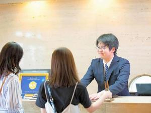 a man sitting at a table talking to two girls at Hotel AreaOne Banjinmisaki in Kashiwazaki +251 photos