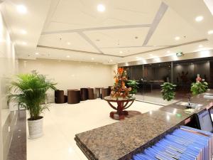 eine Lobby mit einem Tisch und einigen Pflanzen darin in der Unterkunft GreenTree Inn Nanjing Lishui District Lishui Airport Road Express Hotel in Lishui