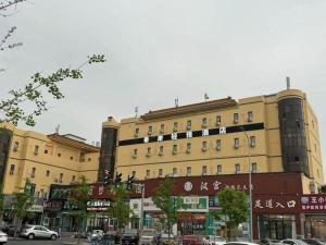 ein großes Gebäude an einer Stadtstraße mit Autos in der Unterkunft Xana Lite Beijing Shunyi Metro Station in Shunyi